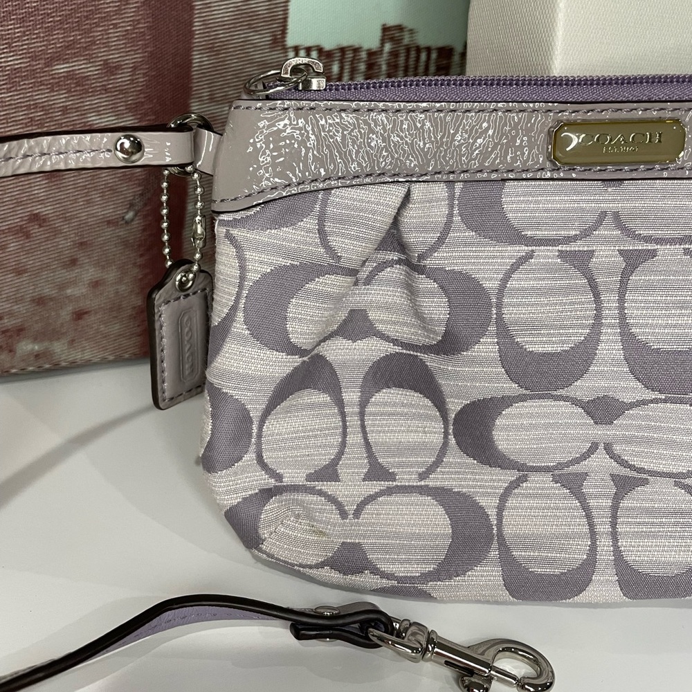 Coach Y2K lilac signature wristlet - Picture 2 of 13